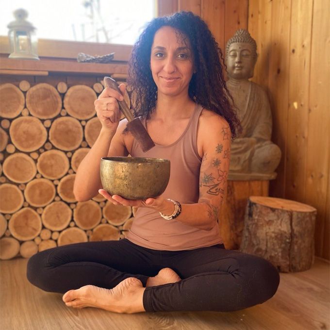 Mama Yoga Kursleiterin Dalia in der Hebammenpraxis Bad Aibling